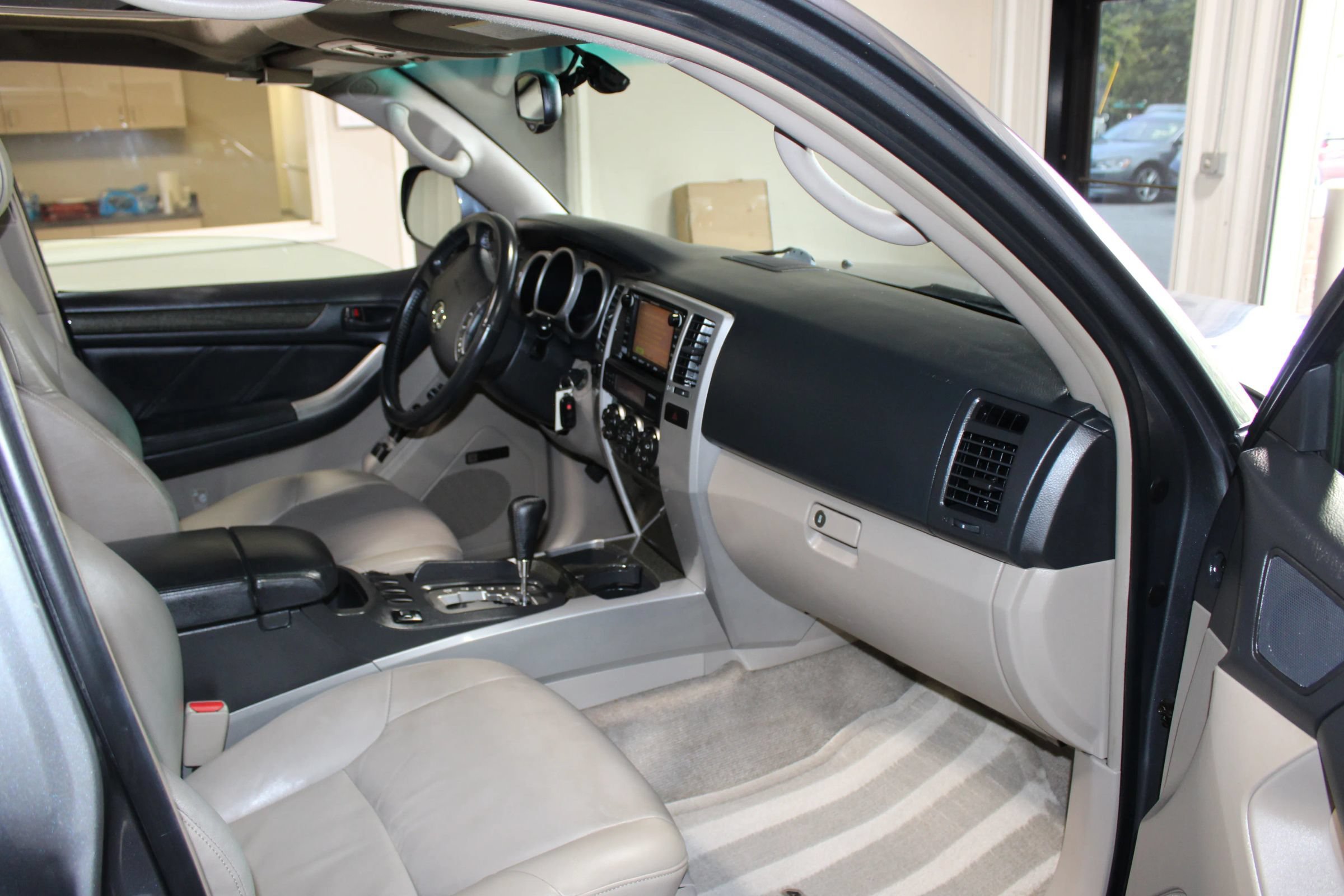 Used 2004 Toyota 4Runner Limited w/ Preferred Accessory Pkg RWD image 27
