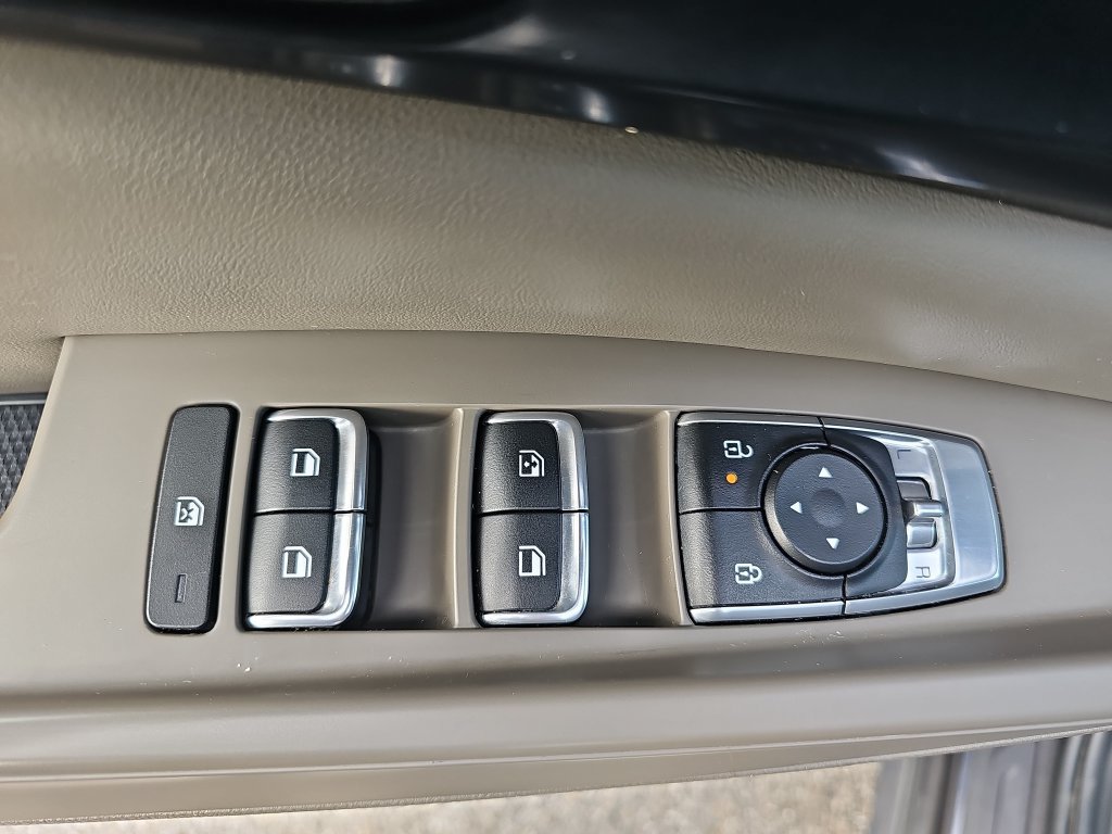 Used 2025 Kia Carnival FWD image 25