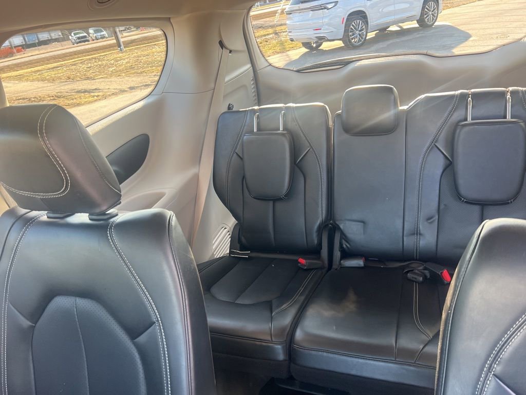 Used 2024 Chrysler Pacifica Touring-L image 38