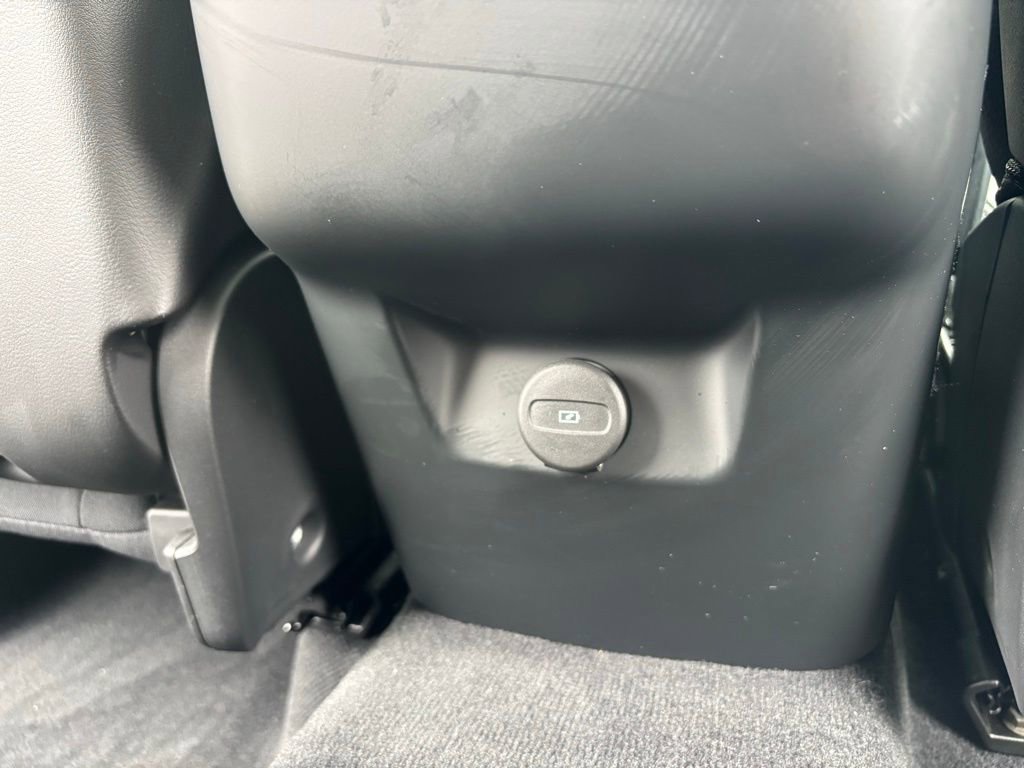 Used 2024 Volvo XC60 B5 Plus w/ Climate Package image 23