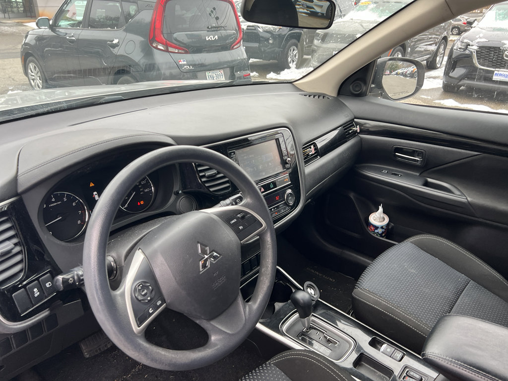 Used 2019 Mitsubishi Outlander ES image 10