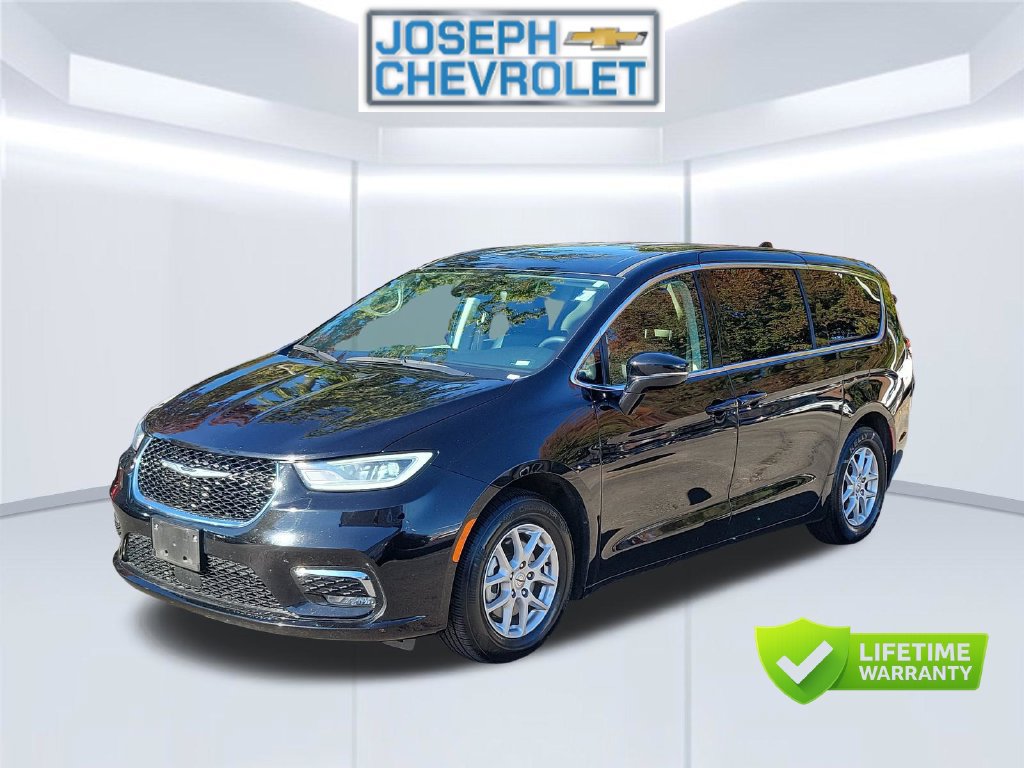 Used 2024 Chrysler Pacifica Touring-L FWD image 3