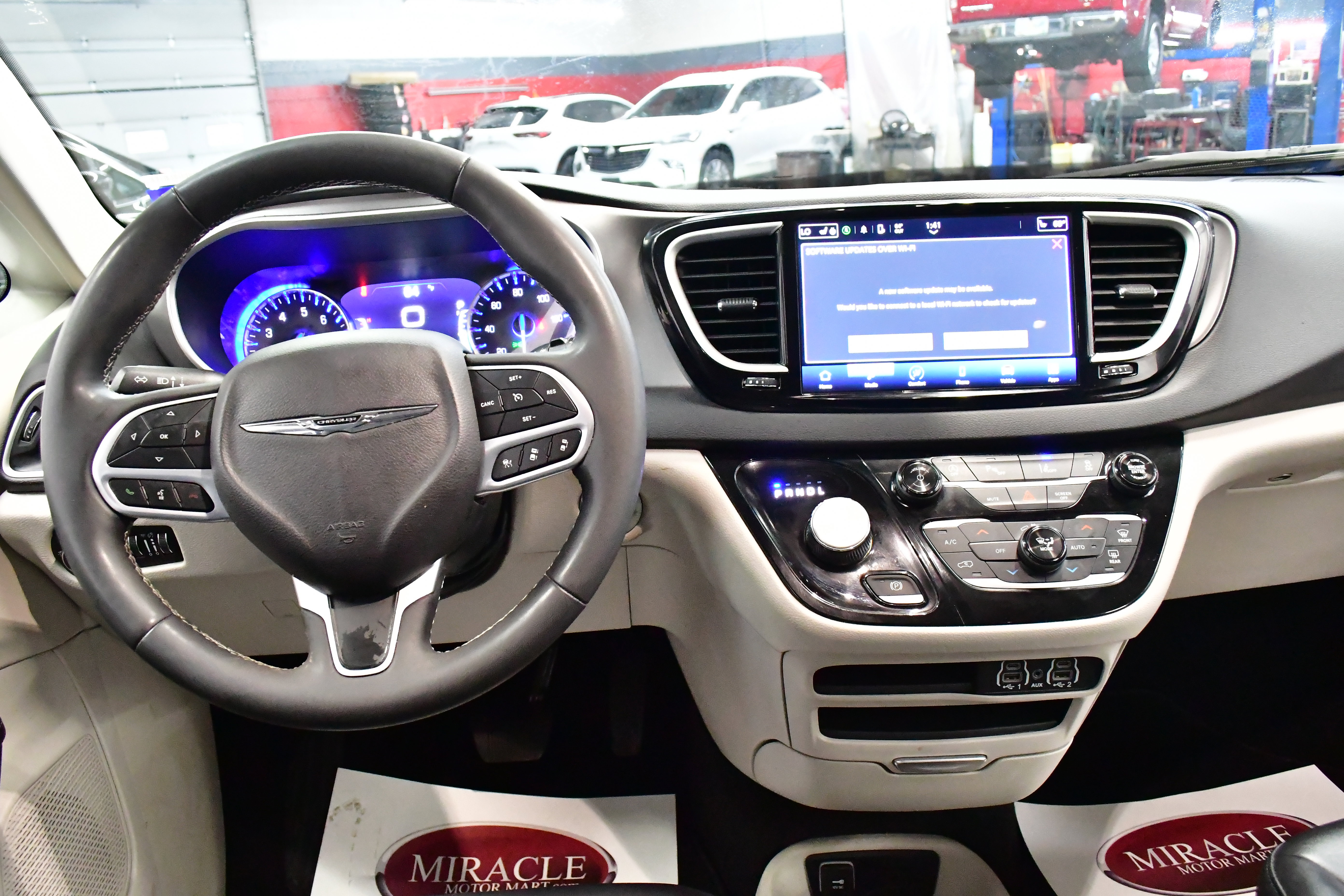 Used 2024 Chrysler Pacifica Touring-L image 27