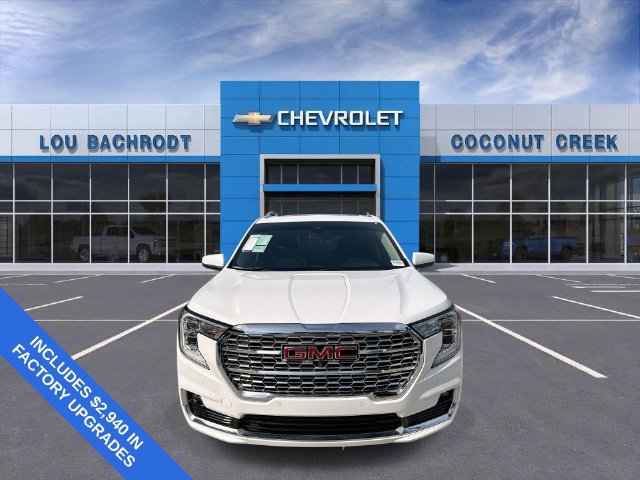 Used 2024 GMC Terrain Denali w/ Denali Premium Package AWD/4WD image 3