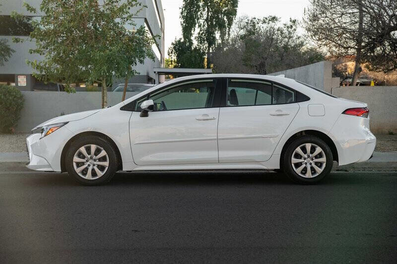 Used 2025 Toyota Corolla LE w/ Convenience Package image 2