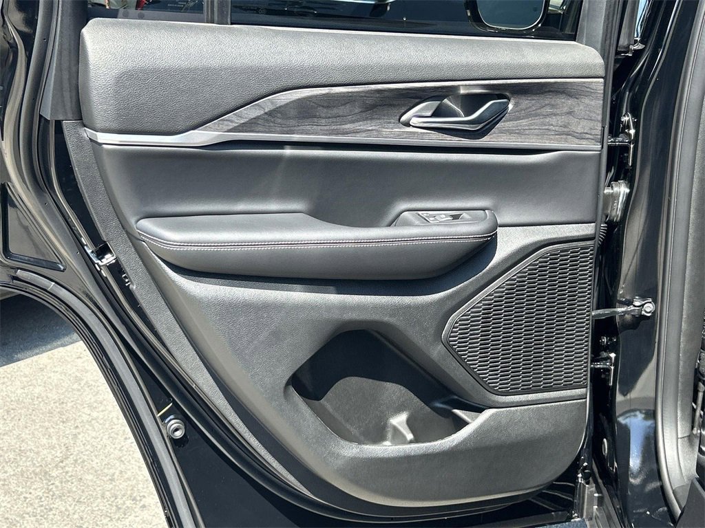 Used 2025 Jeep Grand Cherokee Limited w/ Black Appearance Package image 26