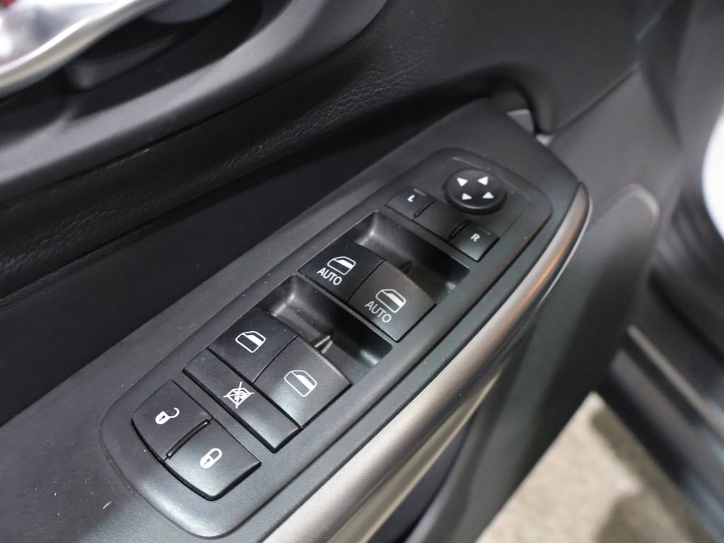 Used 2019 Jeep Cherokee Latitude Plus AWD/4WD image 14