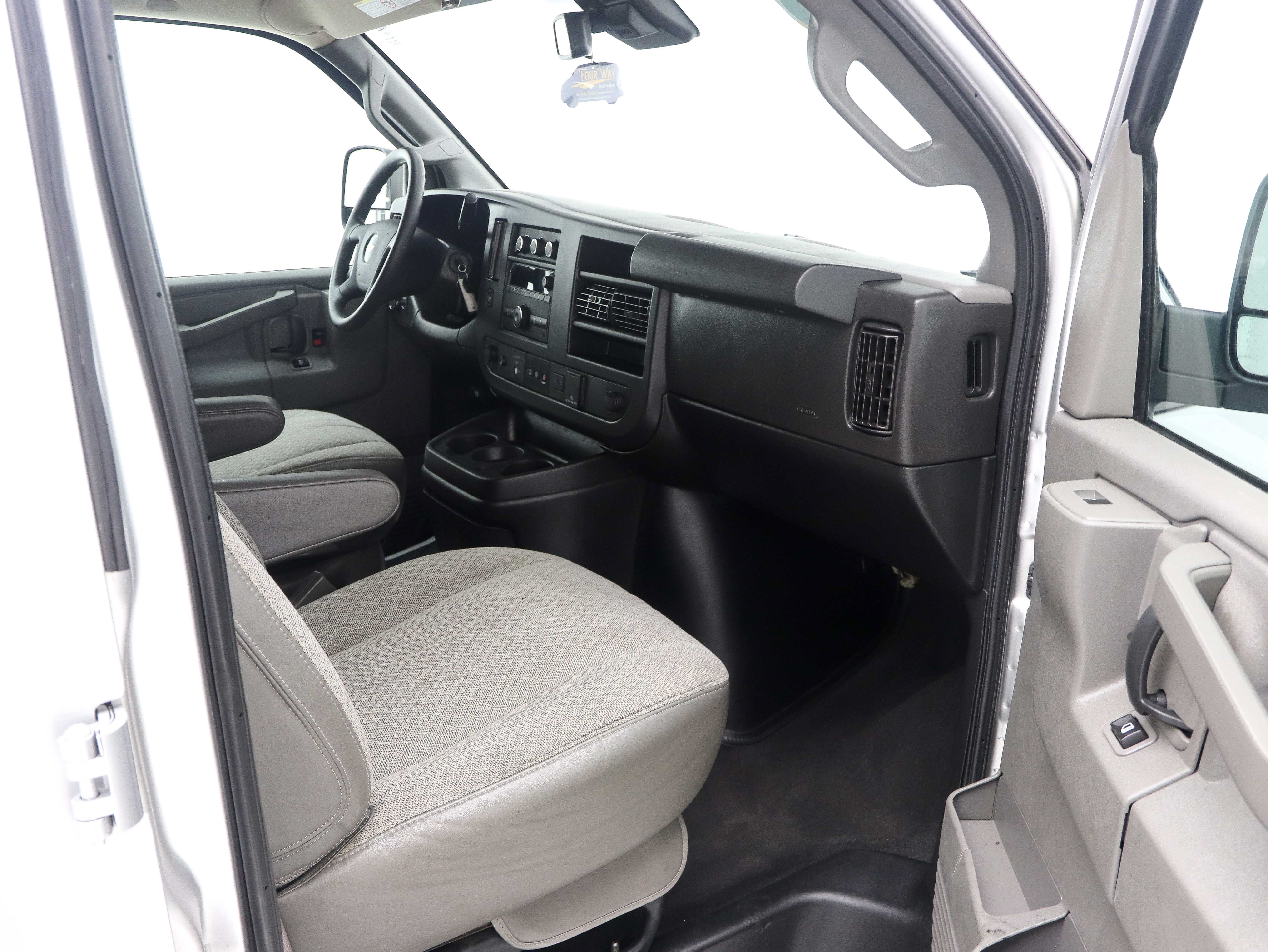 Used 2020 Chevrolet Express 3500 LT w/ LT Preferred Equipment Group RWD image 17