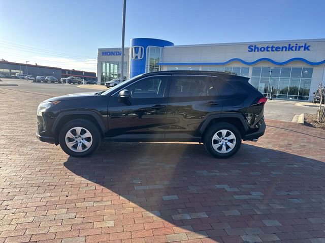 Used 2021 Toyota RAV4 LE image 3