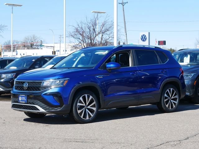 Certified 2023 Volkswagen Taos SE w/ Panoramic Sunroof Package image 3
