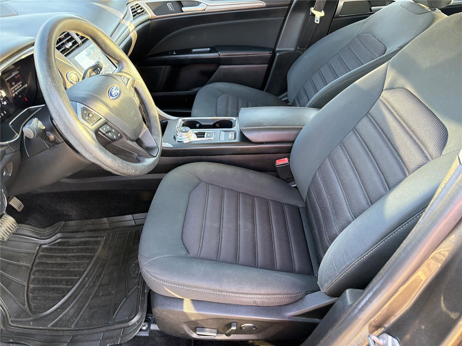 Used 2017 Ford Fusion SE w/ Fusion SE Technology Package image 7