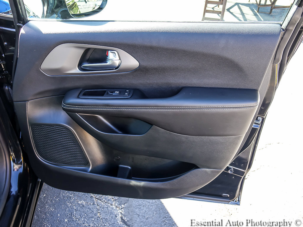 Used 2027 Chrysler Pacifica Select FWD image 25