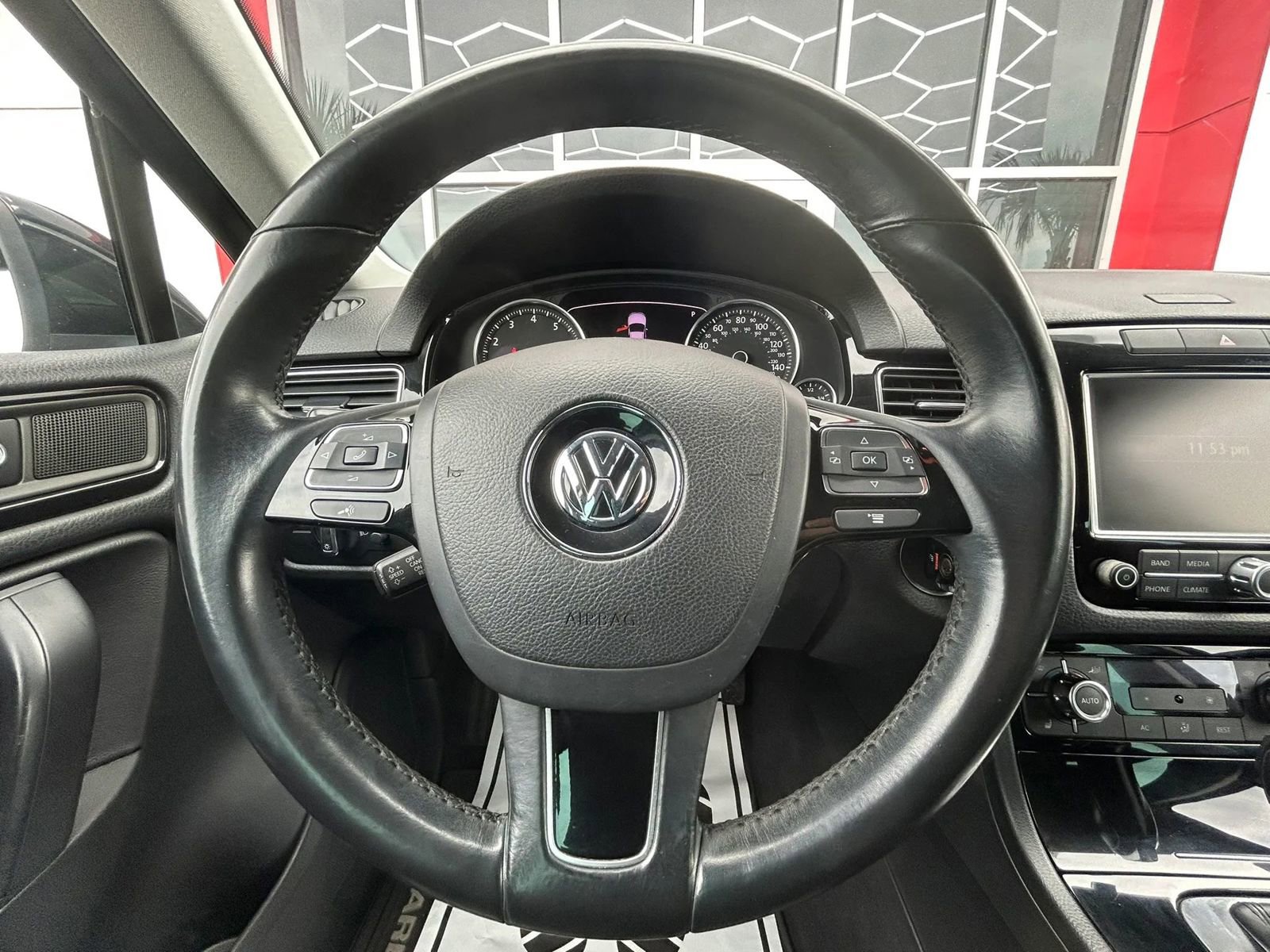 Used 2011 Volkswagen Touareg Sport image 11