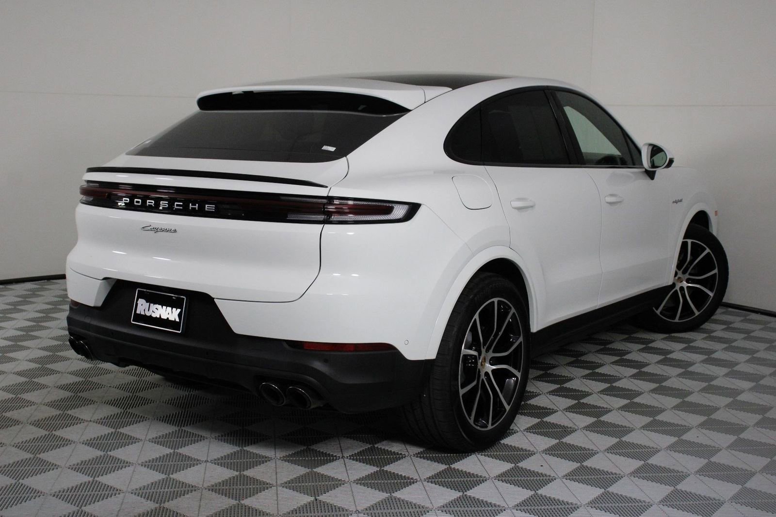 Certified 2025 Porsche Cayenne E-Hybrid Coupe image 7