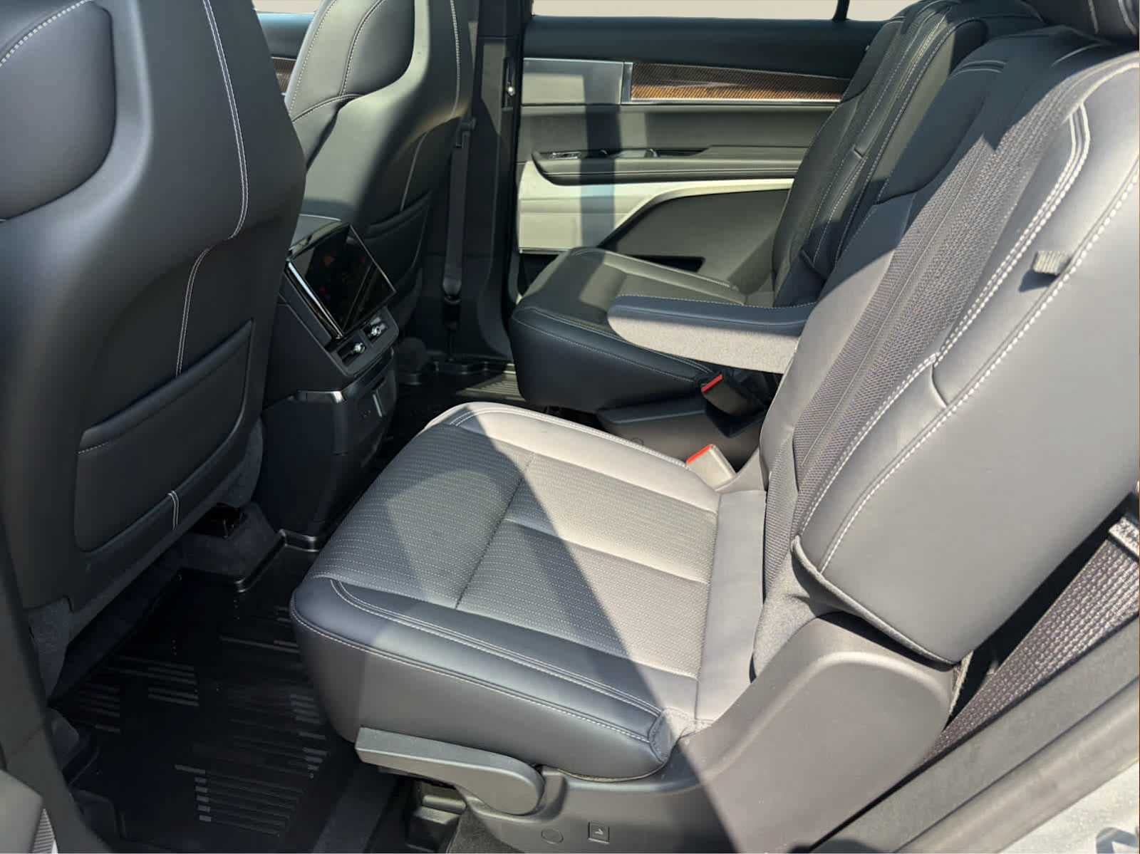 Certified 2026 Cadillac Vistiq Sport w/ LPO, Floor Liner Package AWD/4WD image 21