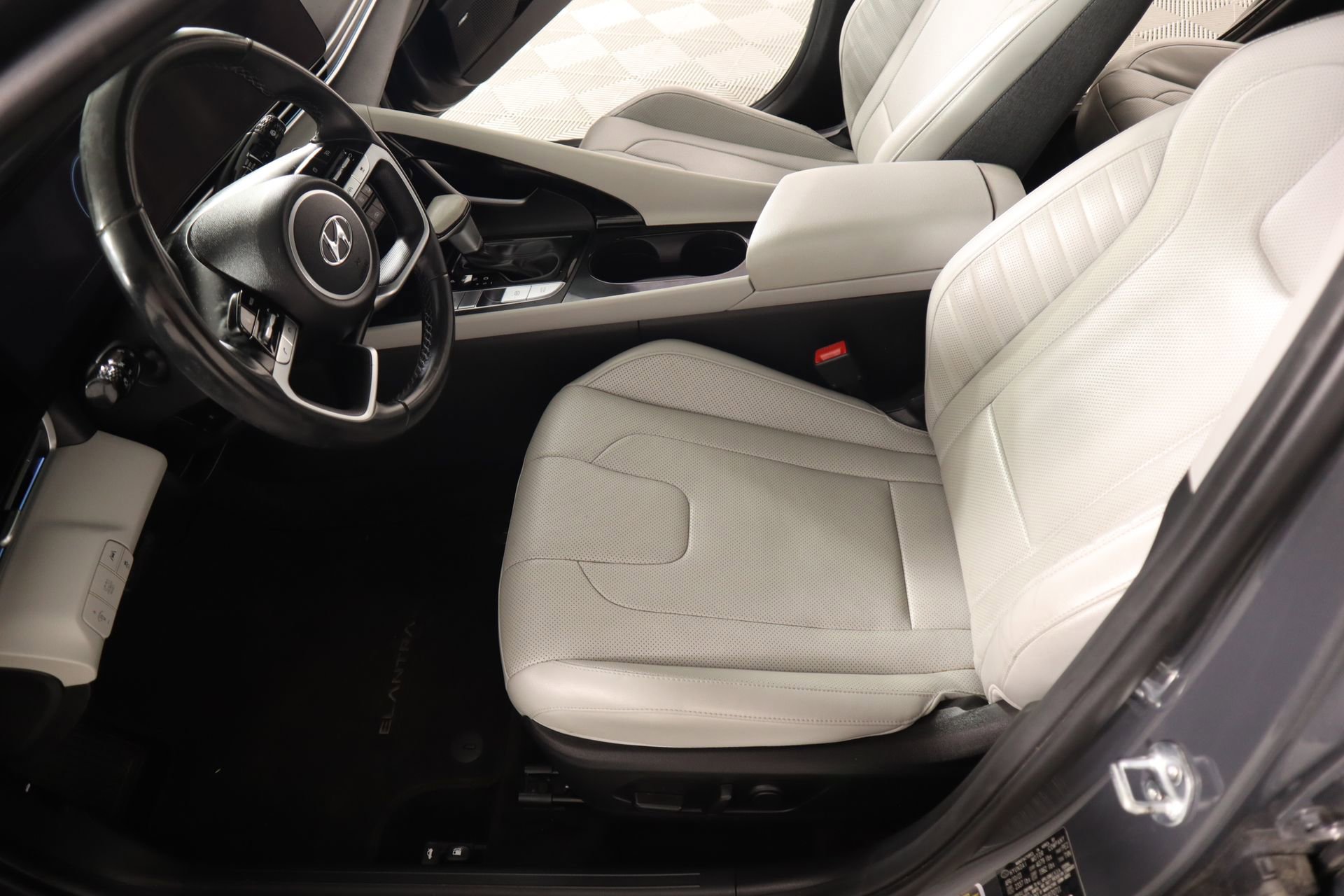 Used 2023 Hyundai Elantra Limited image 12