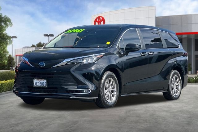 Used 2023 Toyota Sienna XLE image 9