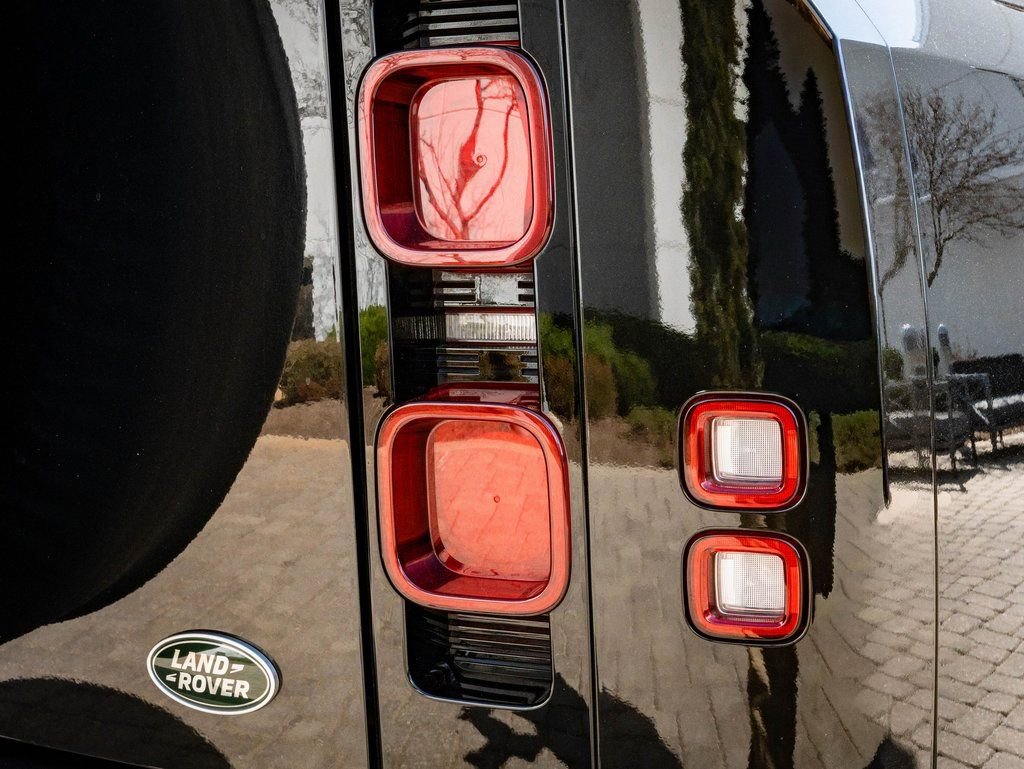 Used 2023 Land Rover Defender 130 X-Dynamic SE image 9