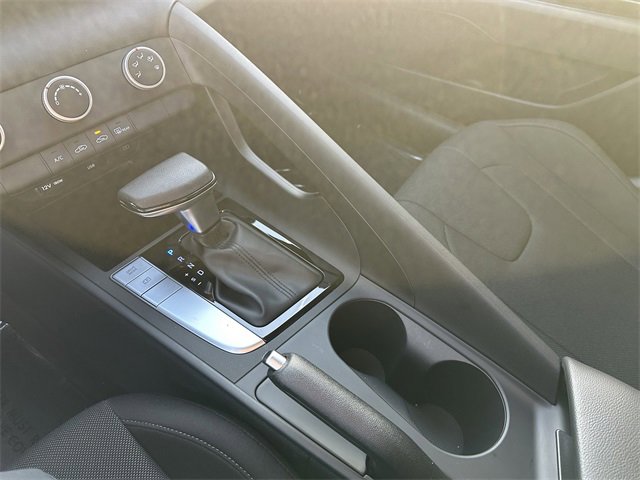 Used 2025 Hyundai Elantra SE image 25