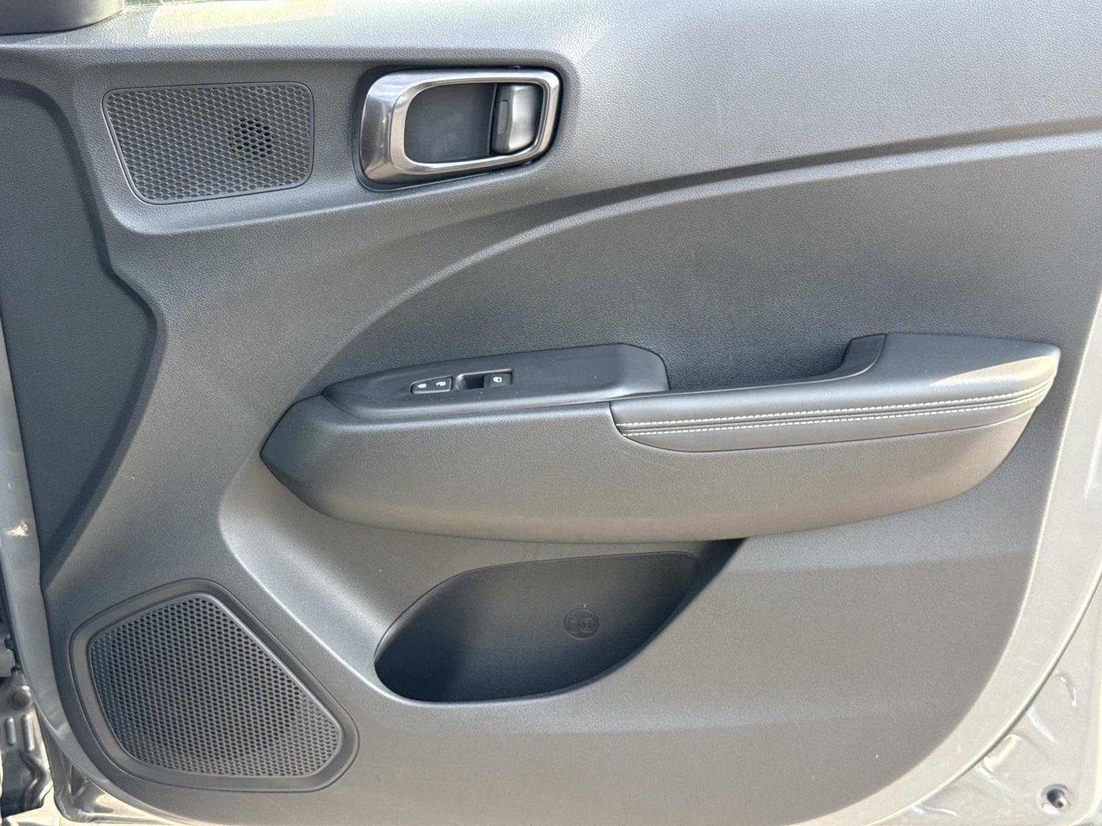 Certified 2022 Hyundai Venue Limited image 18