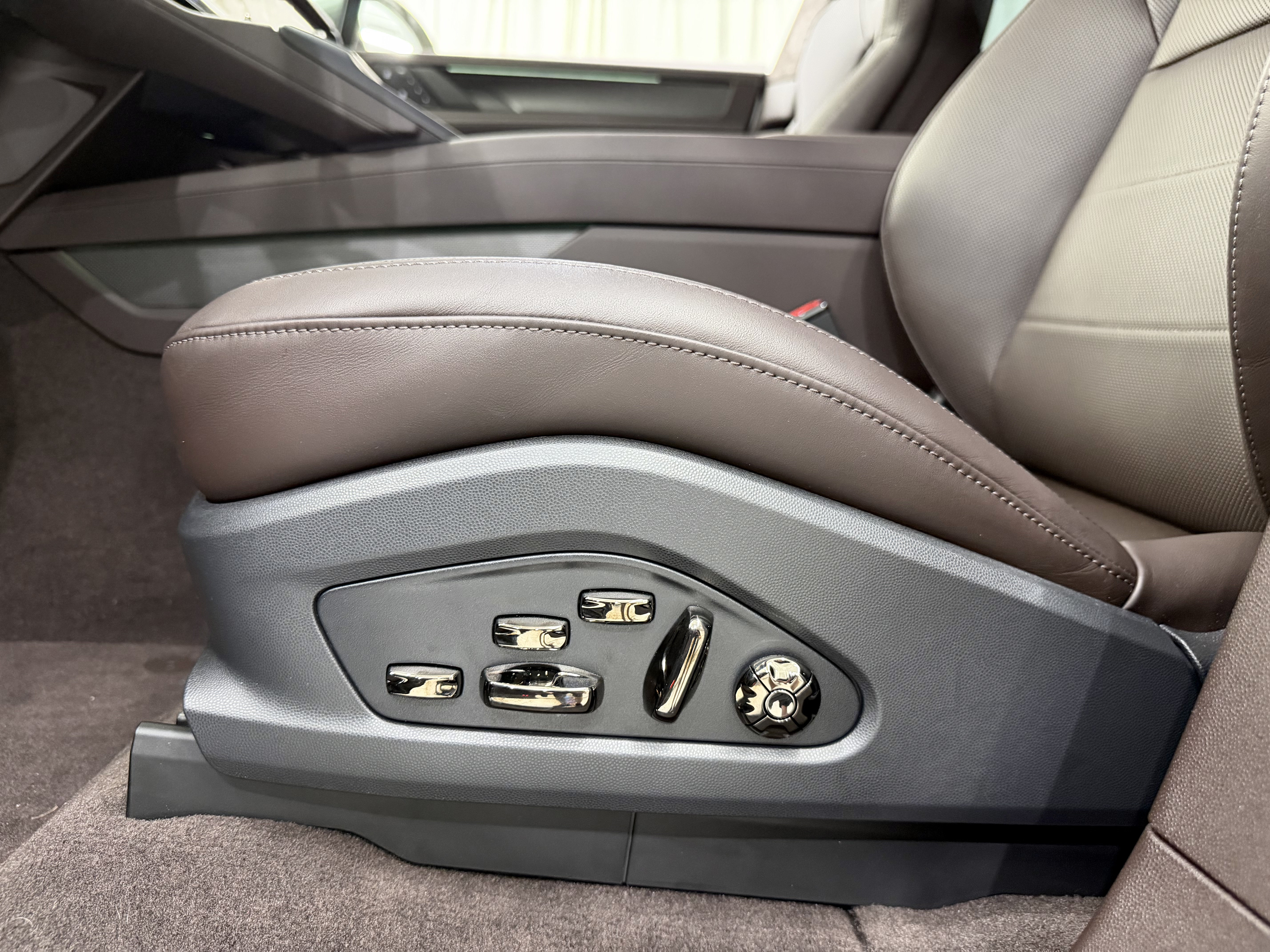 New 2026 Porsche Cayenne Turbo Electric AWD/4WD image 37