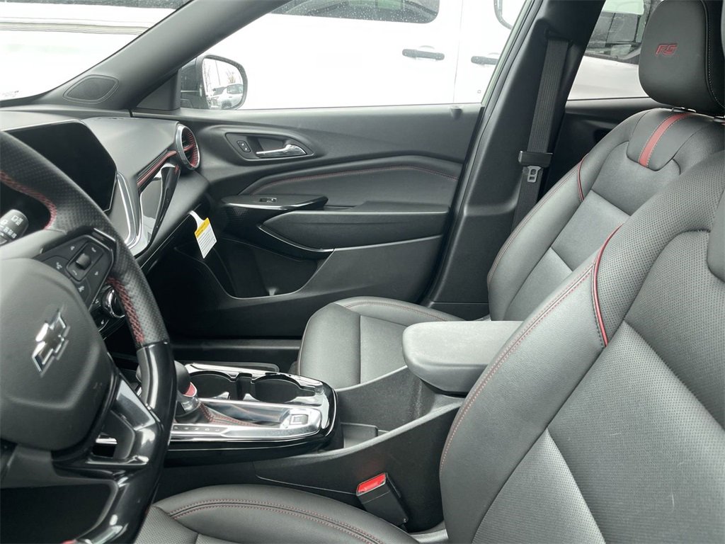Used 2024 Chevrolet Trax RS w/ Sunroof Package image 3