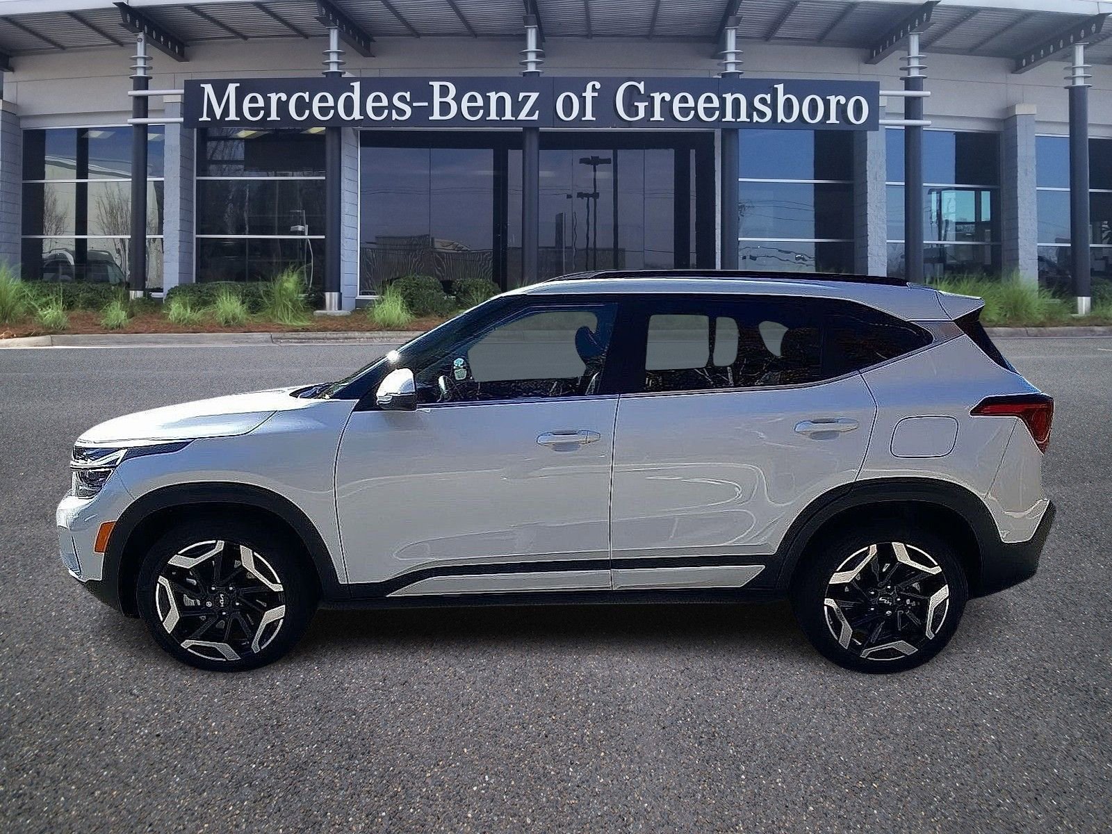 Used 2025 Kia Seltos SX w/ SX Sunroof Package image 4