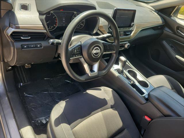 Used 2024 Nissan Altima 2.5 SV FWD image 14