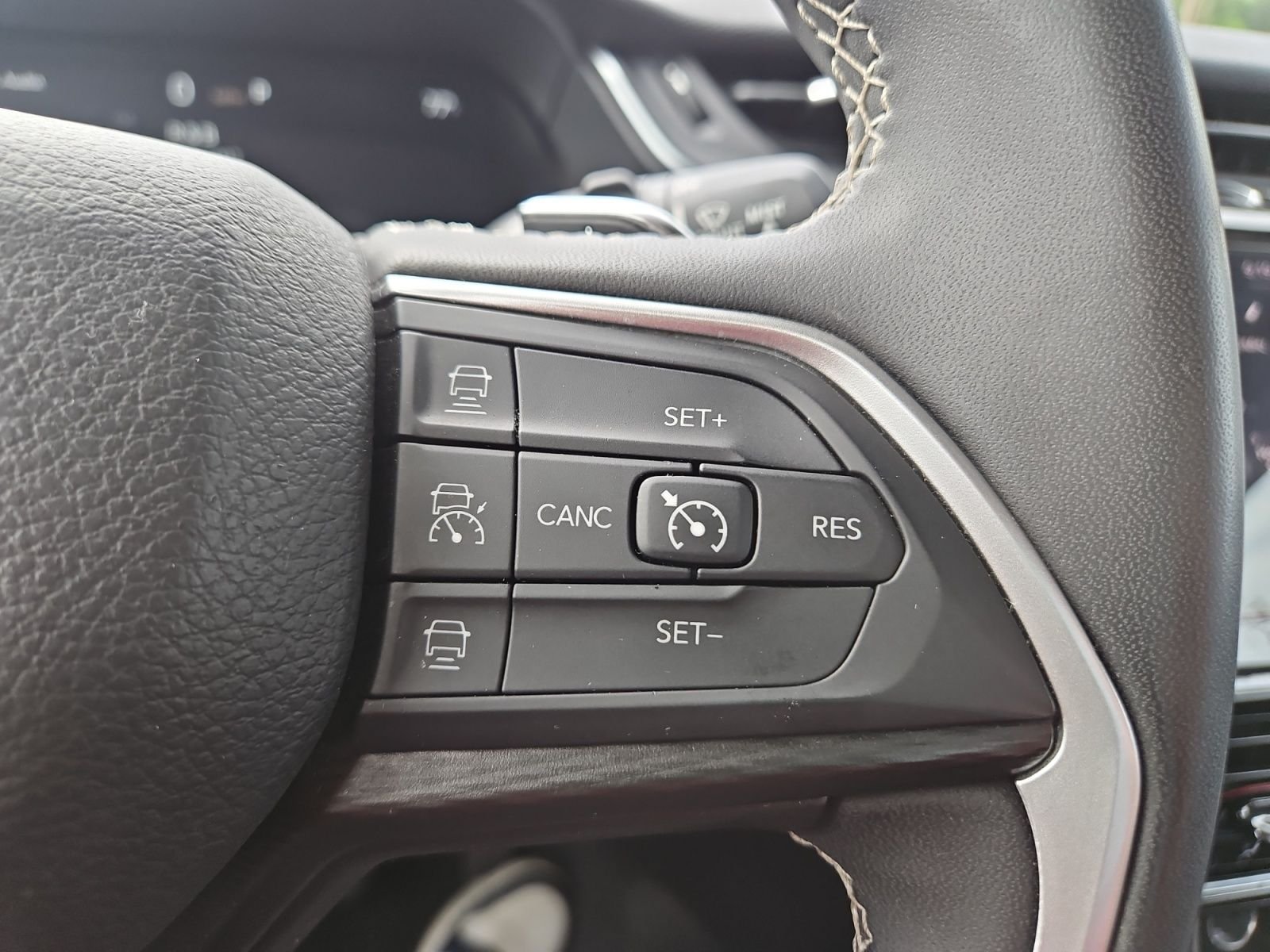 Used 2023 Jeep Grand Cherokee L Laredo RWD image 27