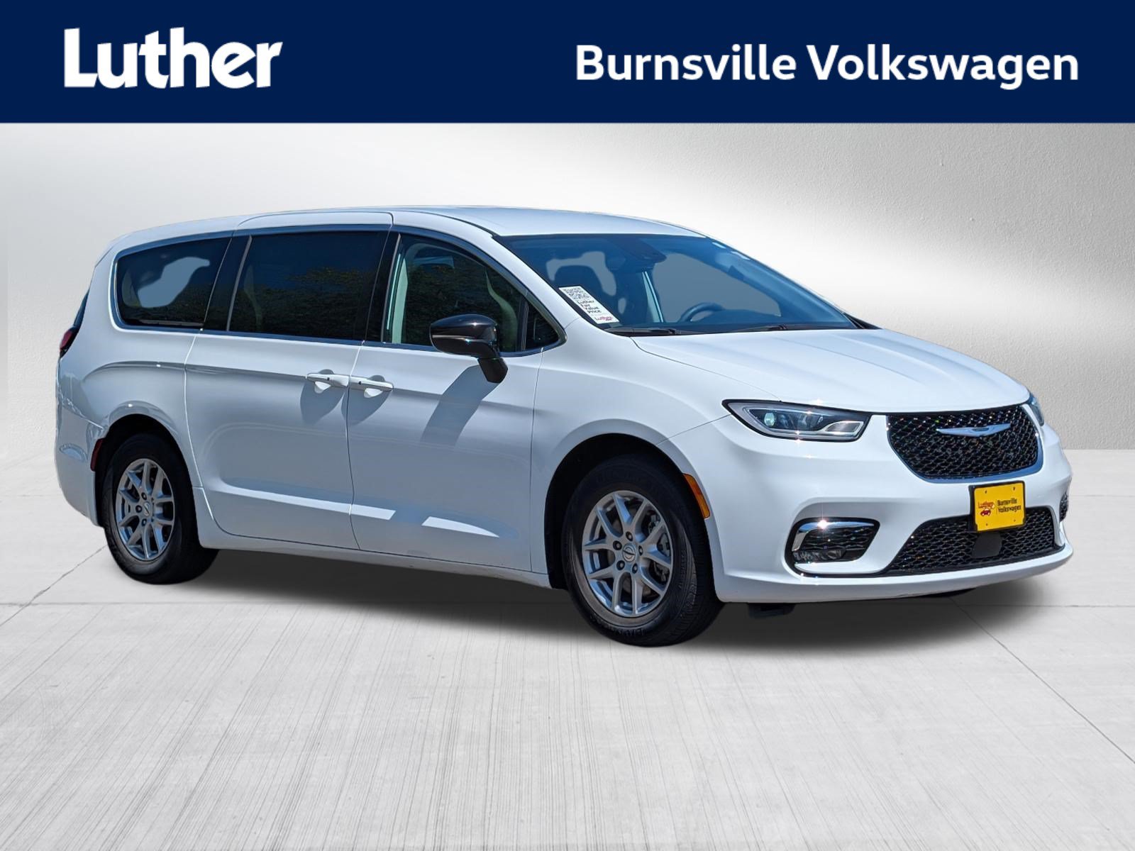 Used 2024 Chrysler Pacifica Touring-L FWD image 1