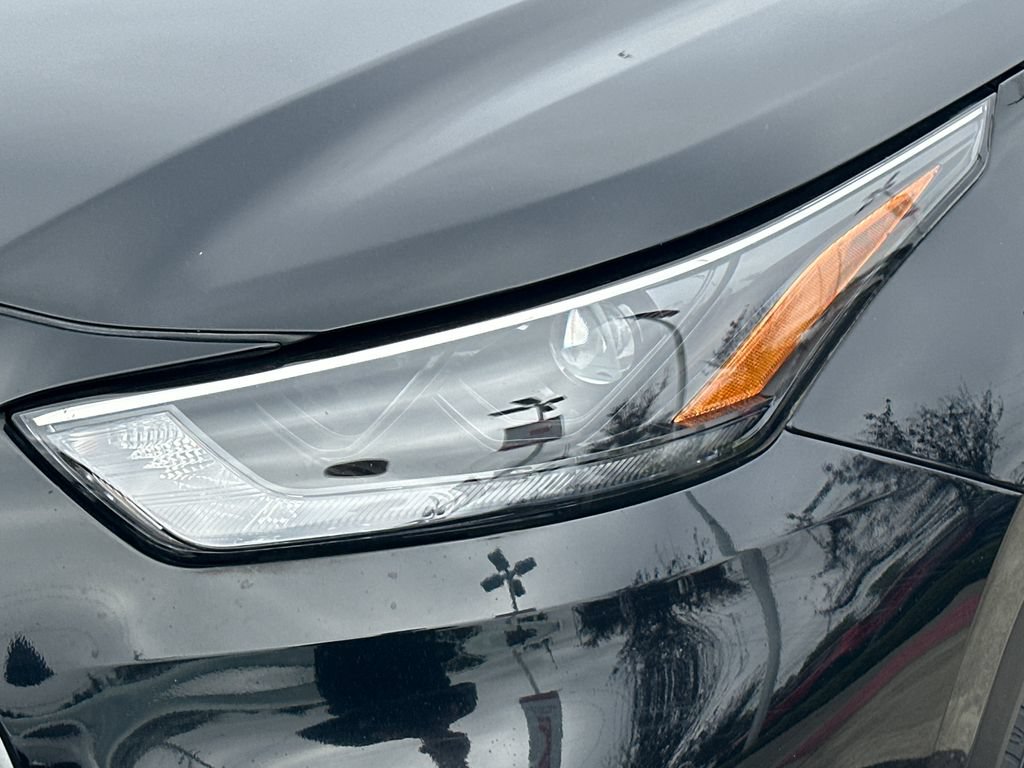 Used 2023 Toyota Highlander LE AWD/4WD image 9