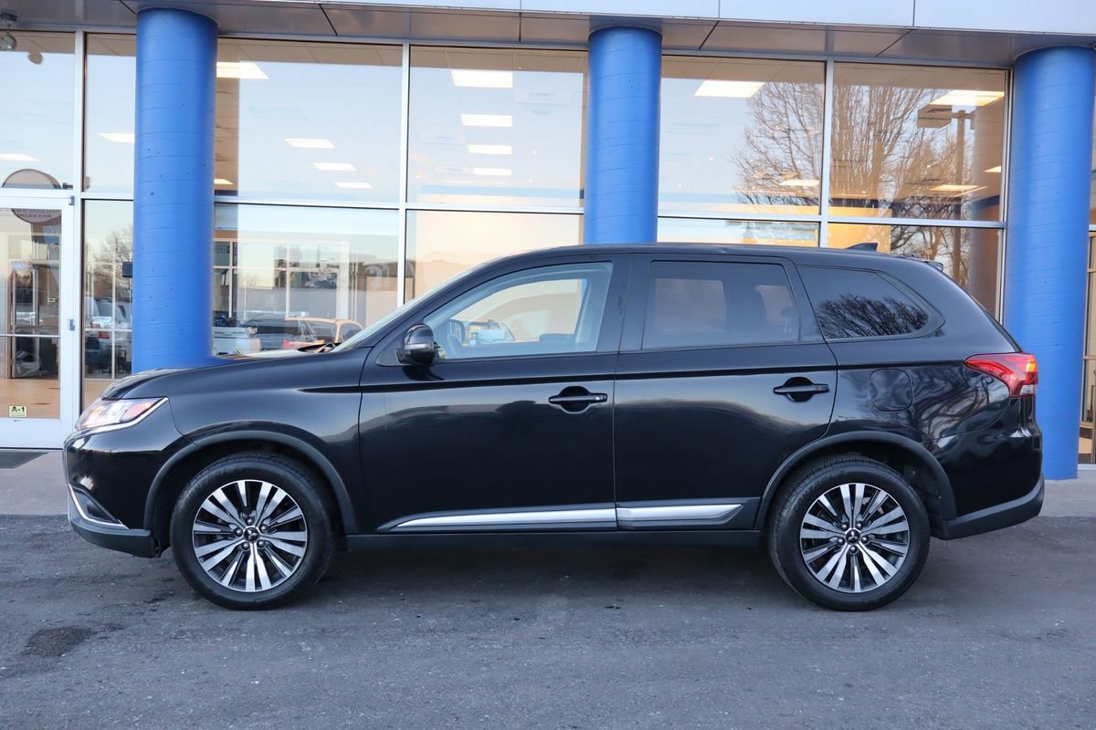 Used 2019 Mitsubishi Outlander SE image 2