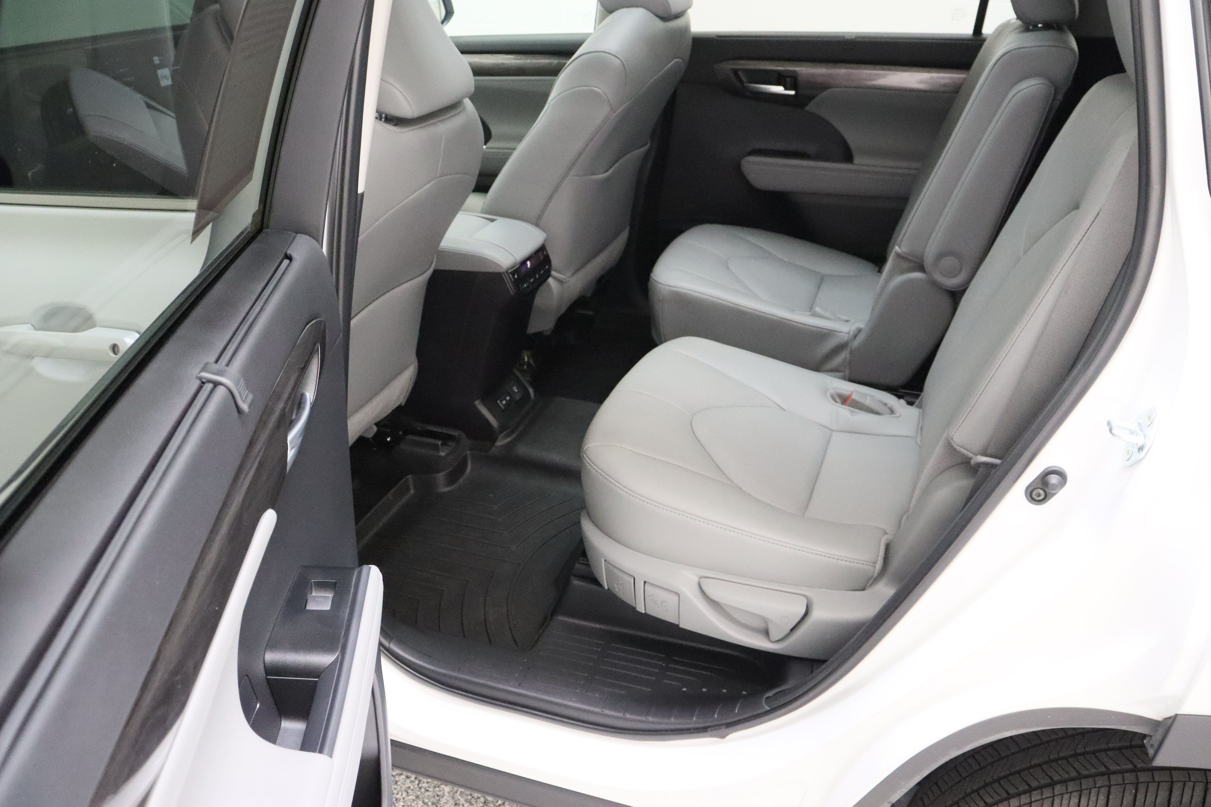 Certified 2026 Toyota Highlander Platinum AWD/4WD image 31