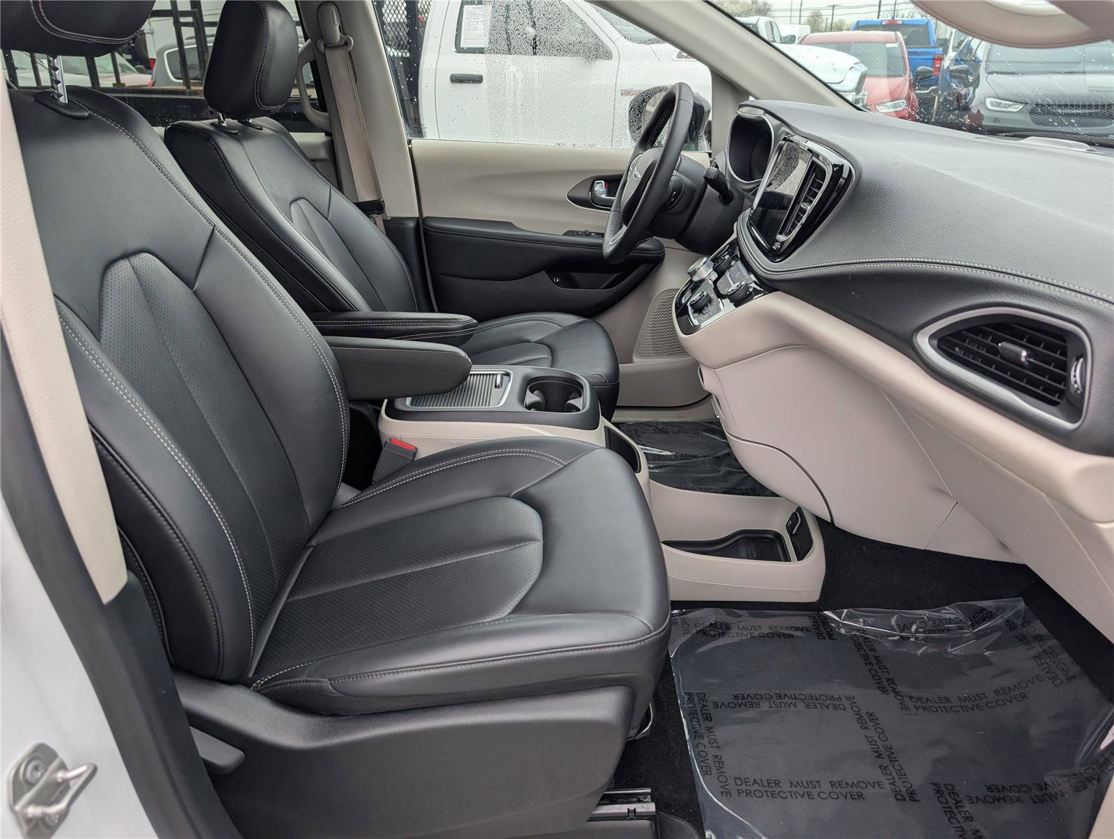 Used 2024 Chrysler Pacifica Select image 11