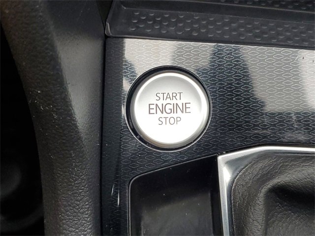 Certified 2025 Volkswagen Taos SE image 34