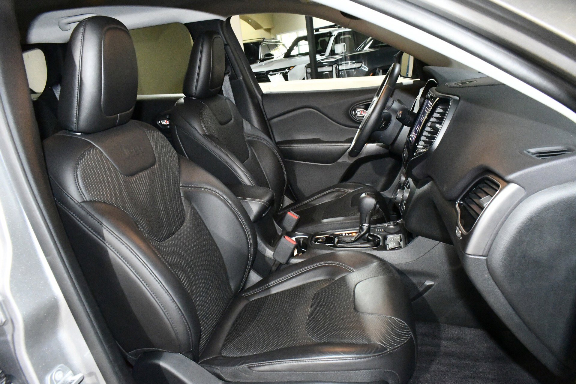 Used 2019 Jeep Cherokee Limited image 8