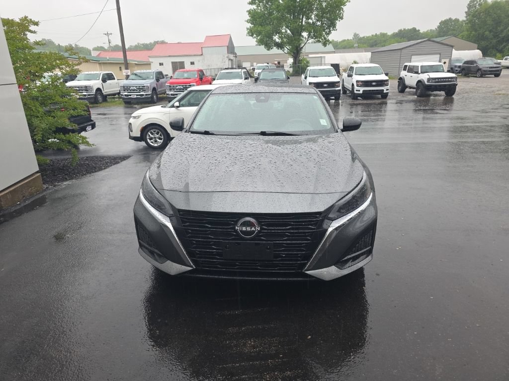 Used 2025 Nissan Altima 2.5 SV FWD image 3