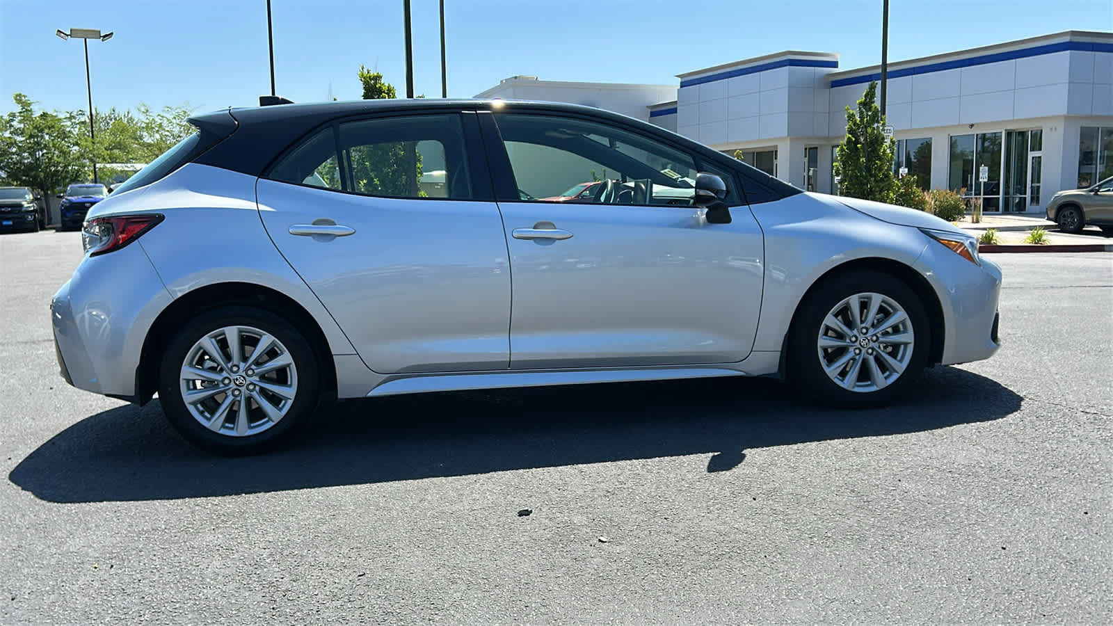Used 2025 Toyota Corolla SE w/ SE Package FWD image 4