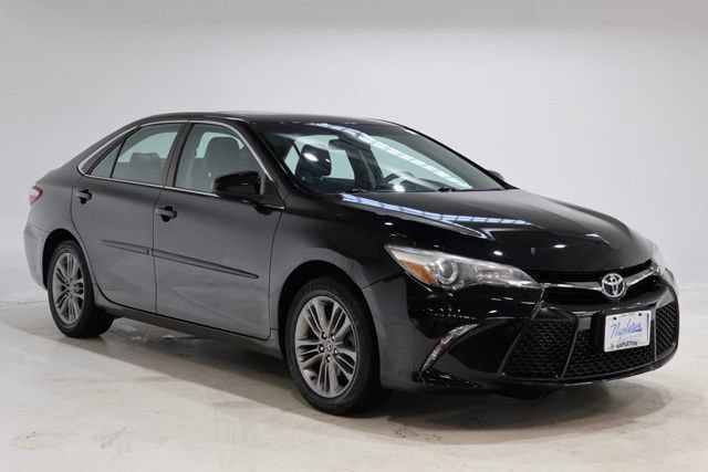 Used 2016 Toyota Camry SE w/ Moonroof Package FWD image 1
