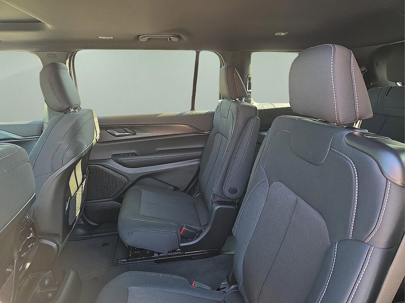 Used 2025 Jeep Grand Cherokee L Laredo image 10
