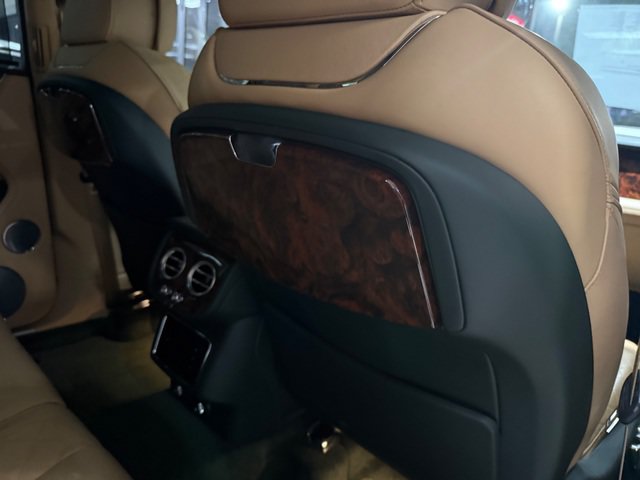 Used 2017 Bentley Bentayga AWD/4WD image 16