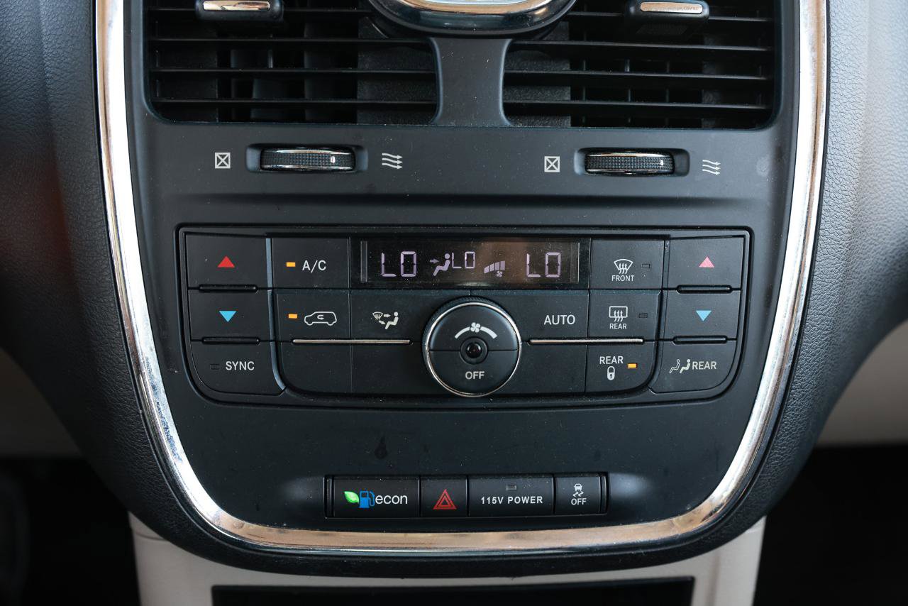 Used 2014 Chrysler Town & Country Touring FWD image 34