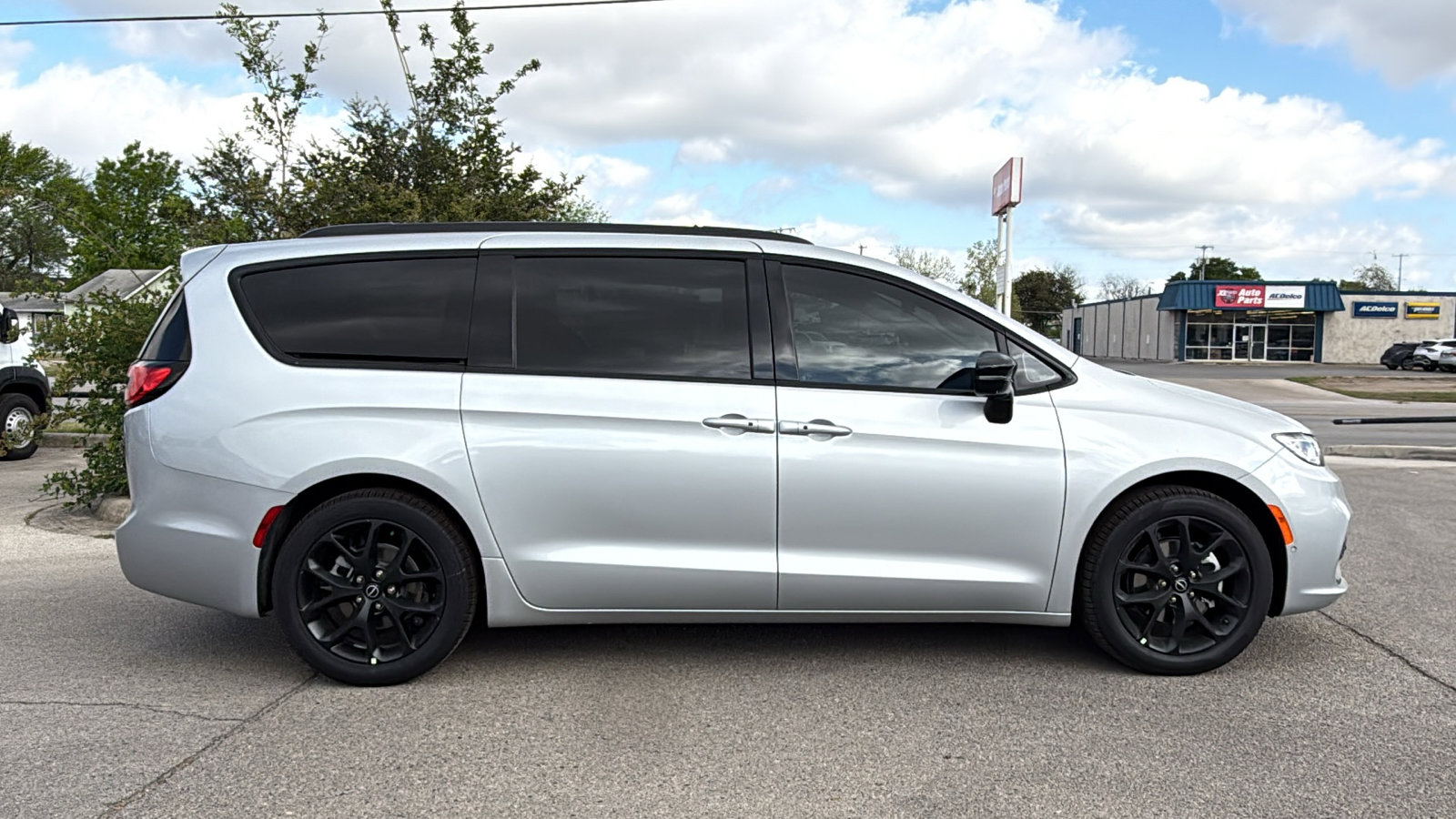 New 2026 Chrysler Pacifica Select FWD image 4
