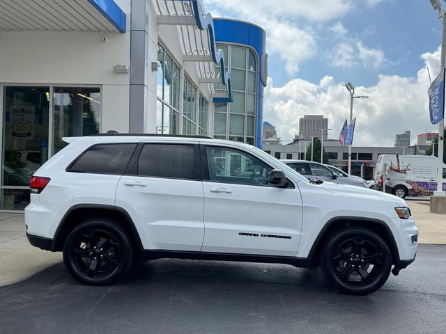 Used 2018 Jeep Grand Cherokee Laredo AWD/4WD image 2
