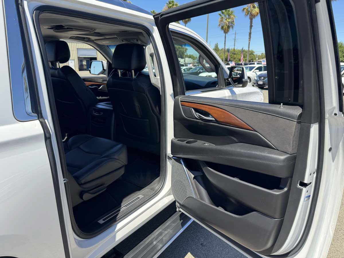 Used 2018 Cadillac Escalade ESV Premium Luxury AWD/4WD image 20