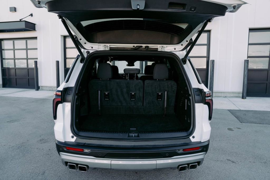 Used 2025 Chevrolet Traverse LT image 6
