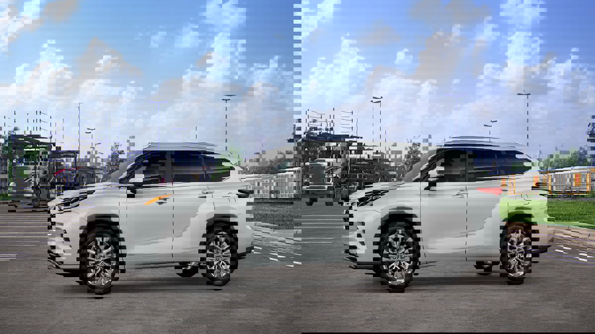 New 2026 Toyota Highlander Platinum image 3