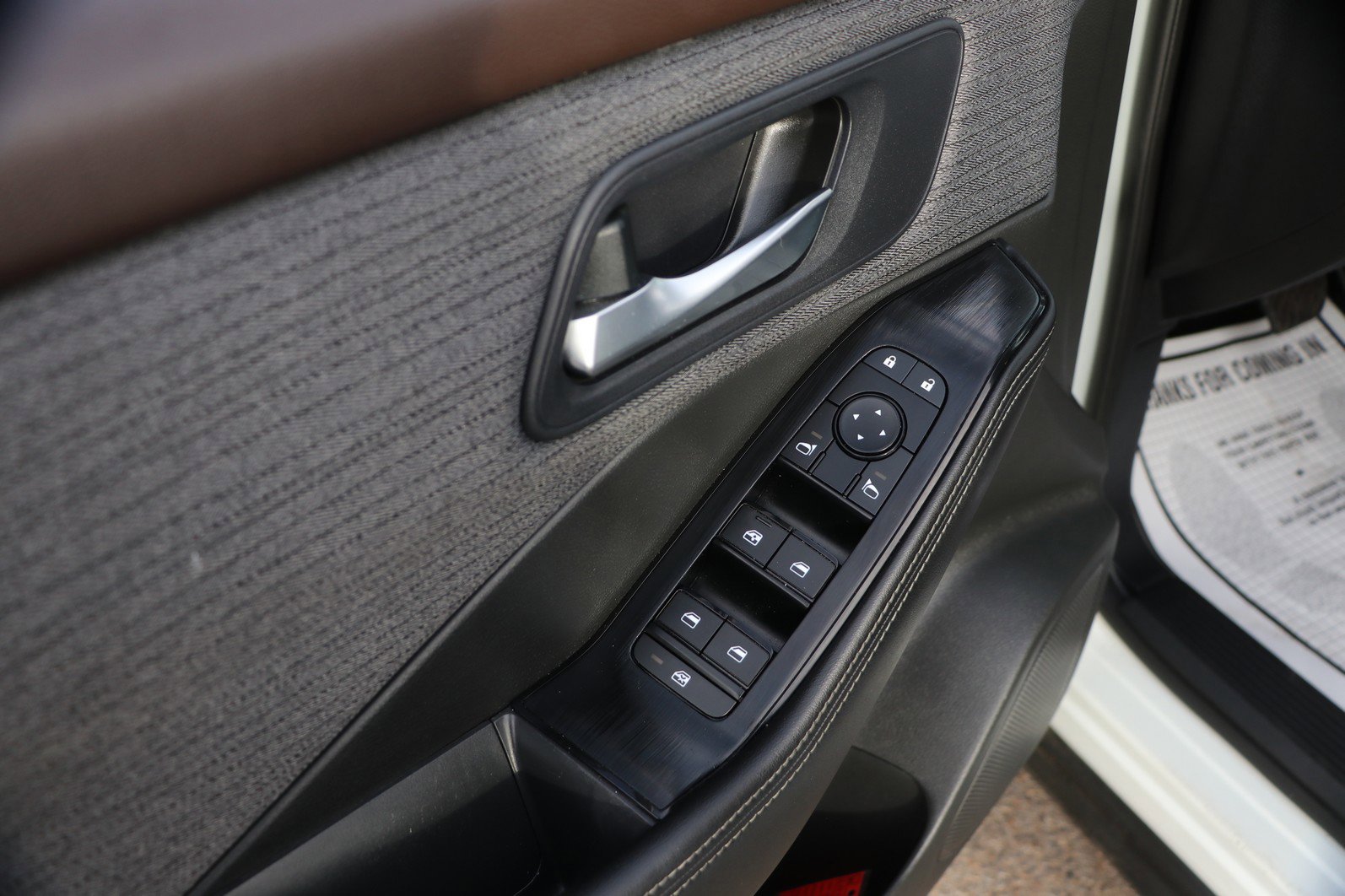 Used 2023 Nissan Rogue SV image 11