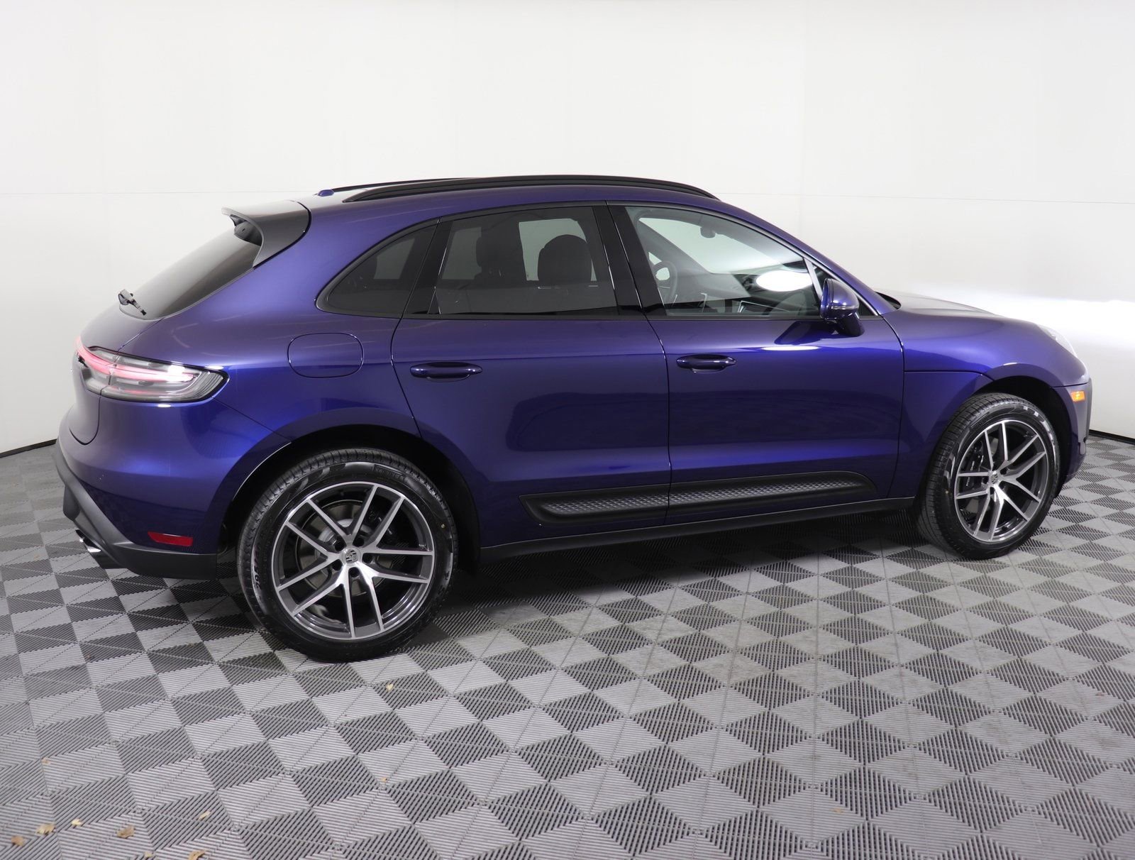 Certified 2025 Porsche Macan image 9