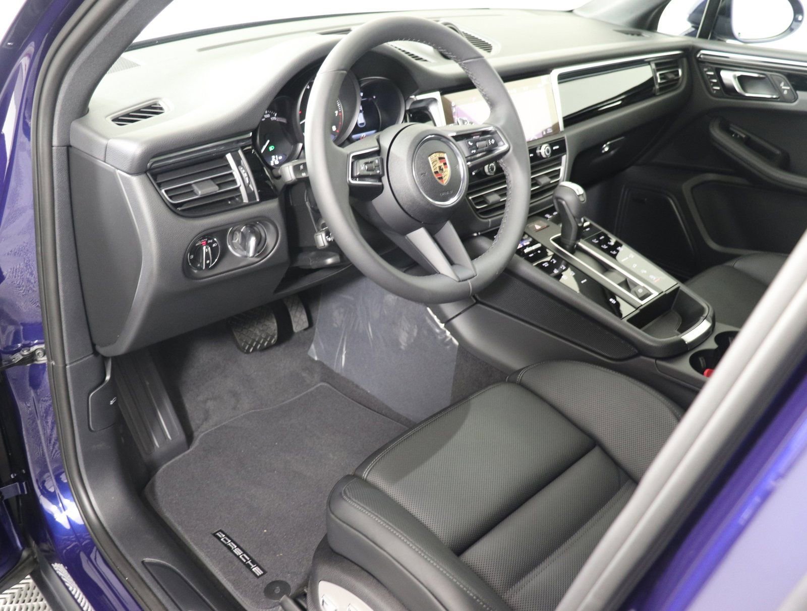 Certified 2025 Porsche Macan image 4